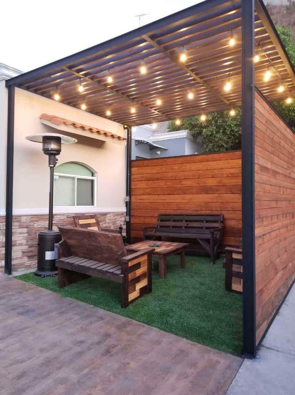 Pérgola de madera en Tijuana instalada en una casa
