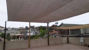 Malla sombra con protección solar instalada en un hogar en Tijuana
