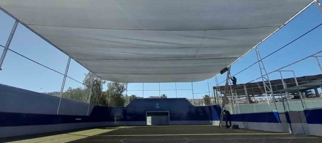 Malla sombra instalada en un negocio en Tijuana