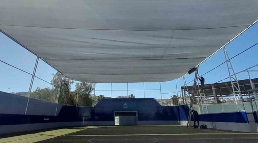 Malla sombra instalada en un negocio en Tijuana