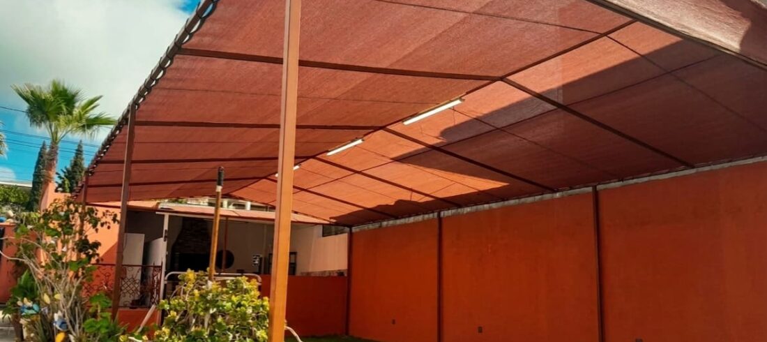 Techo con malla sombra en un negocio en Tijuana