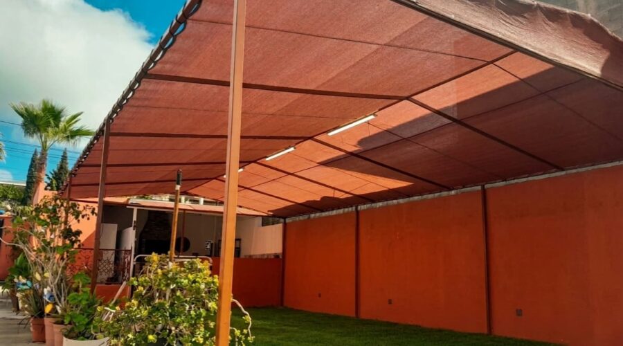 Techo con malla sombra en un negocio en Tijuana