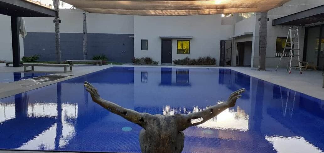Alberca con malla sombra instalada en una residencia en Tijuana