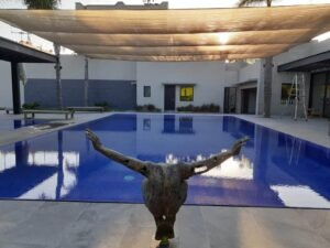 Alberca con malla sombra instalada en una residencia en Tijuana