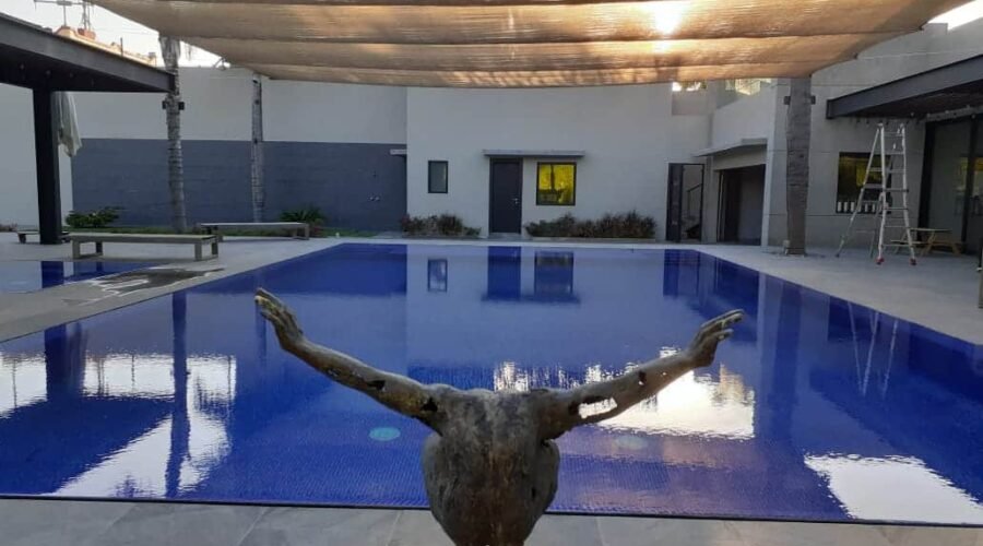 Alberca con malla sombra instalada en una residencia en Tijuana
