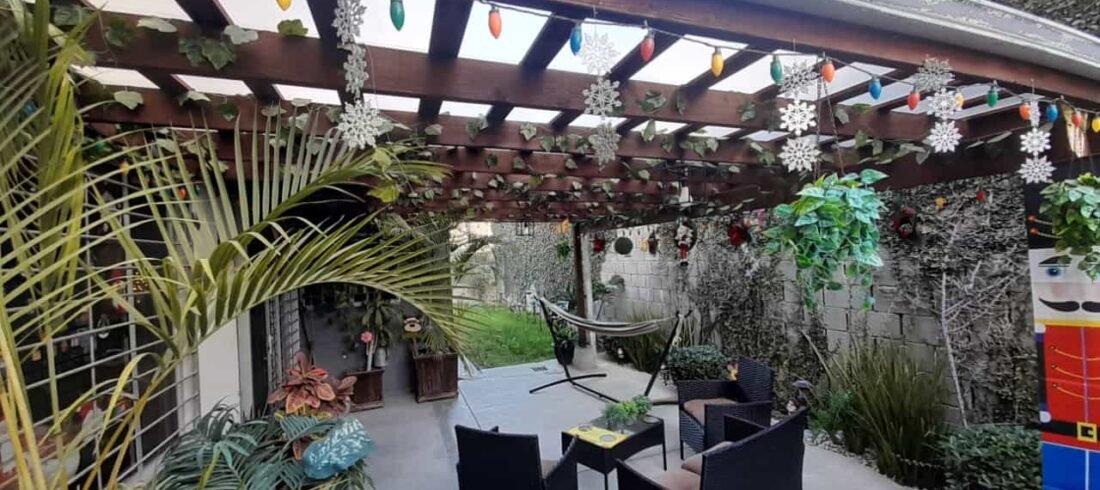 Pérgola de madera en un pequeño patio residencial en Tijuana