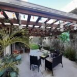 Pérgola de madera en un pequeño patio residencial en Tijuana
