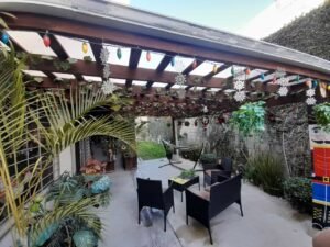 Pérgola de madera en un pequeño patio residencial en Tijuana