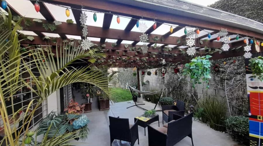 Pérgola de madera en un pequeño patio residencial en Tijuana